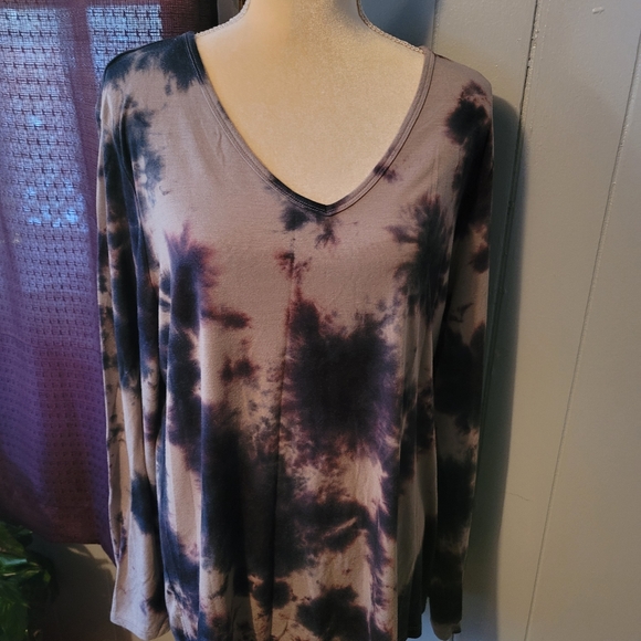 Long sleeve splattered tee ♡ - Picture 1 of 3